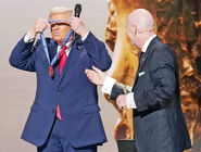 دست پنهان پشت جایزه/ درباره مدال صلح فیفا به دونالد ترامپ