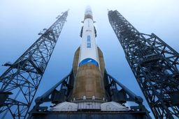 مرحله اول موشک ۱۰۰ متری «نیو گلن» به سکوی پرتاب رسید