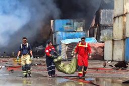 عملیات آواربرداری و جست‌وجوی گم‌شدگانِ بندر شهید رجایی آغاز شد+فیلم