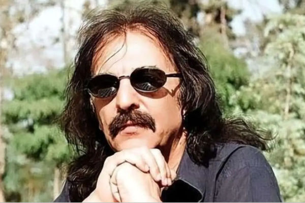 سربلندی موسیقی ایران در جهان/موسیقی کورش یغمایی در صدادهی و لحن، فولک‌‏راک را برای شنونده غربی تداعی می‌‏کند