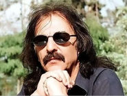 سربلندی موسیقی ایران در جهان/موسیقی کورش یغمایی در صدادهی و لحن، فولک‌‏راک را برای شنونده غربی تداعی می‌‏کند