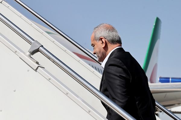 پزشکیان با اختیار کامل برود و با دست پر برگردد