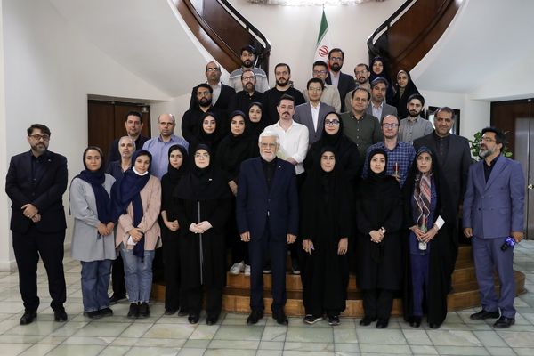 عارف در جمع خبرنگاران: اگر شرایط مناسب باشد می‌تواند مذاکرات مستقیم انجام شود