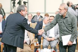 کوروش احمدی دیپلمات بازنشسته در گفت‌وگو با «هم‌‏میهن»: گاهی شعارهای خودشان را باور می‌‏کنند