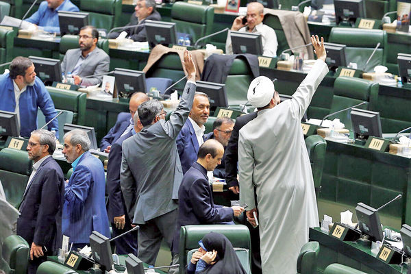 اصولگرایان نگران عملکرد مجلسی‌‎ها/ارزیابی نمایندگان از انتقاد به تندروی مجلس از سوی غلامعلی حدادعادل و برخی دیگر از اصولگرایان